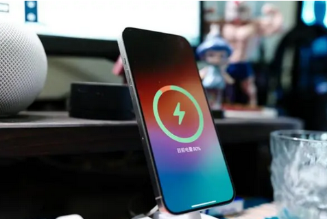 麻阳苹果15换屏服务分享用什么充电器给iPhone15充电更好 